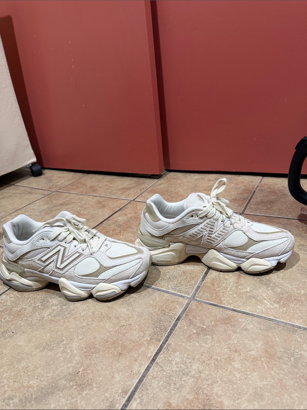 New Balance Cream and White Retro-Style Runner - Picture 6 of 7